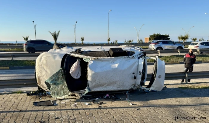 Trabzon'da devrilen otomobildeki 2 kişi yaralandı