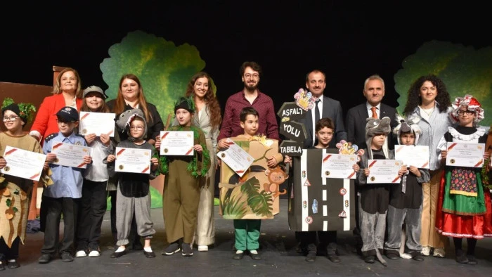 Trabzon'da "Y&ouml;netmen &Ouml;ğretmen Tiyatro Festivali" başladı