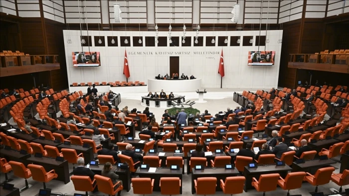 Trafik cezalarının artırılmasına y&ouml;nelik d&uuml;zenlemeleri de i&ccedil;eren kanun teklifi, TBMM Genel Kurulunda kabul edildi (1)