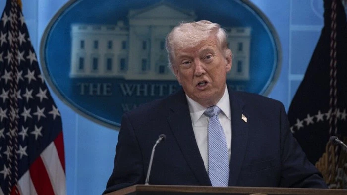 Trump, H&uuml;rm&uuml;z Boğazı'nın a&ccedil;ılması şartıyla 2 haftalık ateşkesi kabul ettiğini a&ccedil;ıkladı