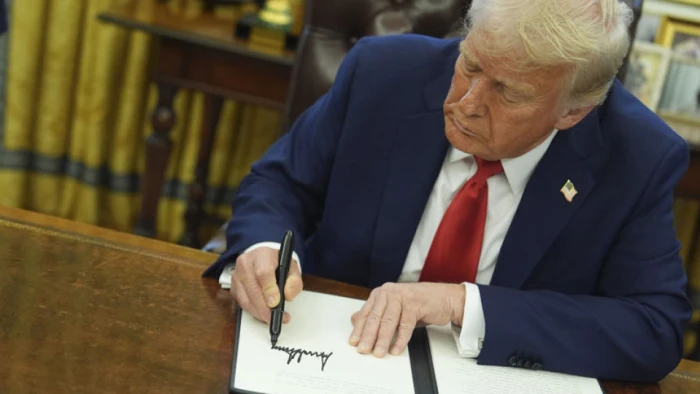 Trump, K&uuml;ba'ya petrol satan &uuml;lkelere tarife uygulanmasına y&ouml;nelik kararname imzaladı