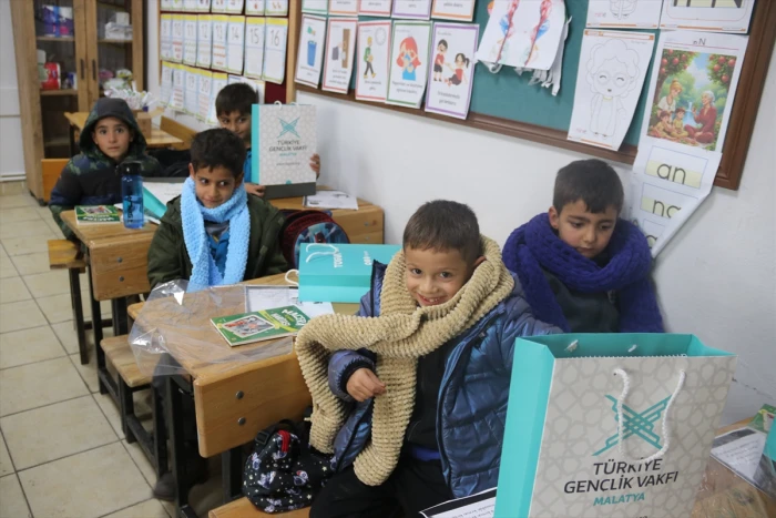 TÜGVA öncülüğünde depremzede kadınlardan öğrencilere atkı desteği