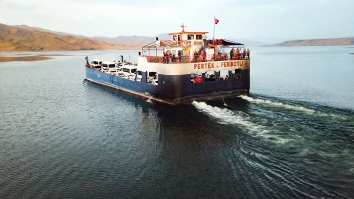 Tunceli'de şiddetli r&uuml;zgar nedeniyle feribot seferleri iptal edildi