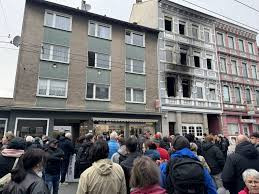 Türk heyeti, Almanya'da kundaklanan binanın önünde yangında yaşamını yitirenleri andı