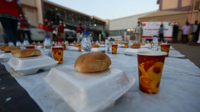 T&uuml;rk Kızılay, Sudan'da yerinden edilmiş 1000 kişiye iftar verdi