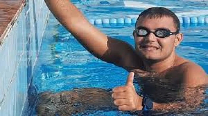 Ultra maraton yüzücüsü otizmli Tuna Tunca'ya İngiltere'den ödül