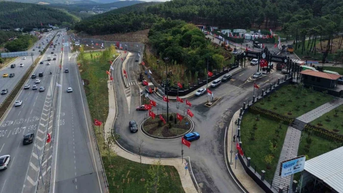 &Uuml;mraniye'de bağlantı yolu a&ccedil;ılışı ve meydan d&uuml;zenlemesi temel atma t&ouml;reni d&uuml;zenlendi