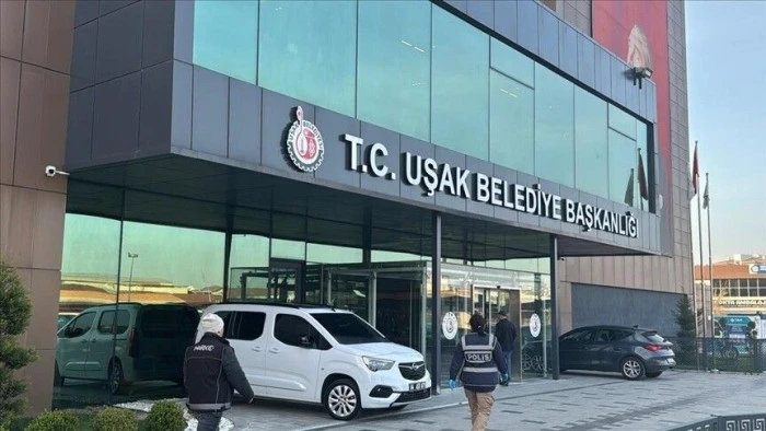Uşak Belediyesine y&ouml;nelik r&uuml;şvet soruşturmasında g&ouml;zaltına alınan 29 ş&uuml;pheli adliyede