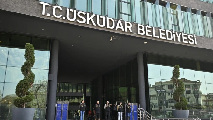 &Uuml;sk&uuml;dar Belediyesine y&ouml;nelik usuls&uuml;zl&uuml;k soruşturmasında 9 ş&uuml;pheli tutuklandı
