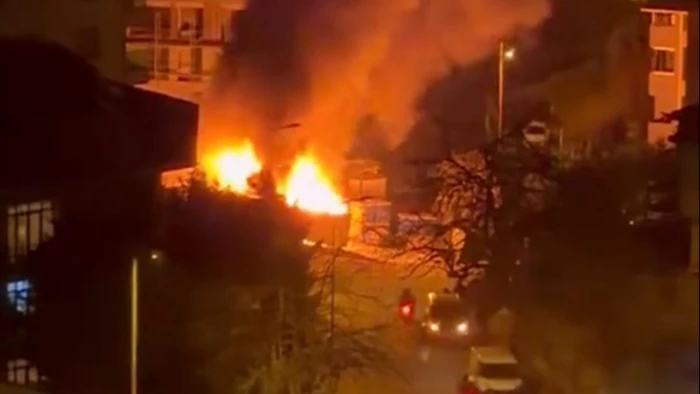 &Uuml;sk&uuml;dar'da iş&ccedil;ilerin kaldığı konteynerde &ccedil;ıkan yangın s&ouml;nd&uuml;r&uuml;ld&uuml;