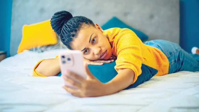 UZAKLAŞTIK&Ccedil;A YAKINLAŞTIRAN DİJİTAL DETOKS- Algoritmalarla kendine bağımlı kılan uygulamalarla dolu bir hayattan kopmak m&uuml;mk&uuml;n m&uuml;? (2)