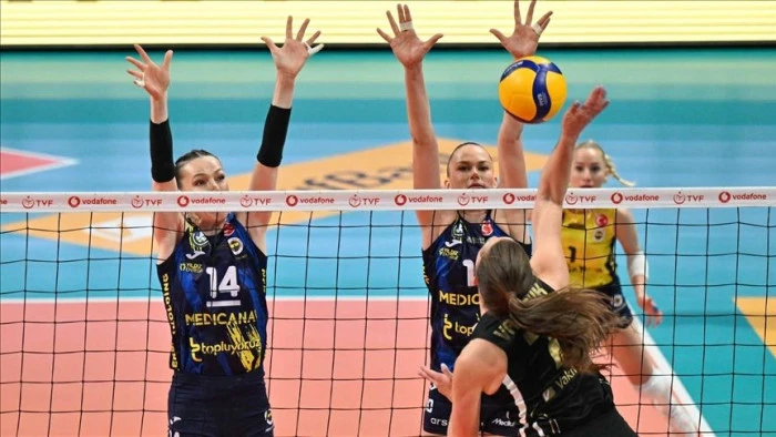 VakıfBank şampiyonluk, Fenerbah&ccedil;e seriyi uzatmak i&ccedil;in sahaya &ccedil;ıkıyor