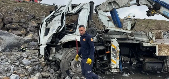 Van'da takla atan vincin s&uuml;r&uuml;c&uuml;s&uuml; ağır yaralandı