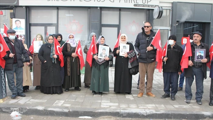 Vanlı aileler DEM Parti İl Başkanlığı &ouml;n&uuml;ndeki eylemlerini s&uuml;rd&uuml;rd&uuml;