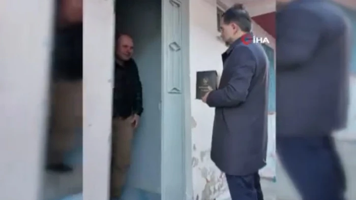 Yakutiye Belediye Başkanı Mahmut U&ccedil;ar &ccedil;alışanların kapısını &ccedil;alıp iftarlık dağıttı