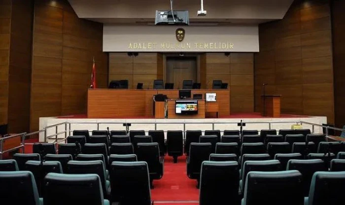 Yangın &ccedil;ıkararak ağabeyini &ouml;ld&uuml;rmeye teşebb&uuml;s ettiği &ouml;ne s&uuml;r&uuml;len sanığın yargılanması s&uuml;r&uuml;yor