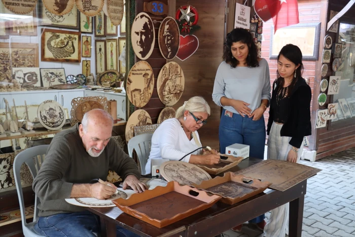 Zanaatkar çift, Hatay'ın ünlü mozaiklerini yakma yöntemiyle ahşaba işliyor