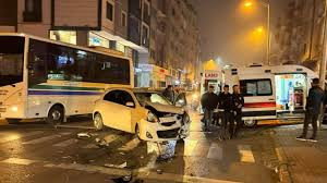 Zonguldak'ta kontrolden çıkan otomobilin çarptığı minibüsün iş yerine girmesi güvenlik kamerasında