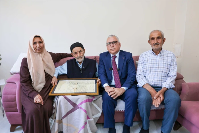 Sivas Valisinin aracının dronla g&ouml;r&uuml;nt&uuml;lenmesi - Vali Şimşek'in Gazi Mehmed'in &ccedil;ocuklarına mektubu teslim etmesi
